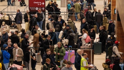 Viele Passagiere warteten am Morgen im Flughafengebäude.  (Foto: Carsten Koall/dpa)