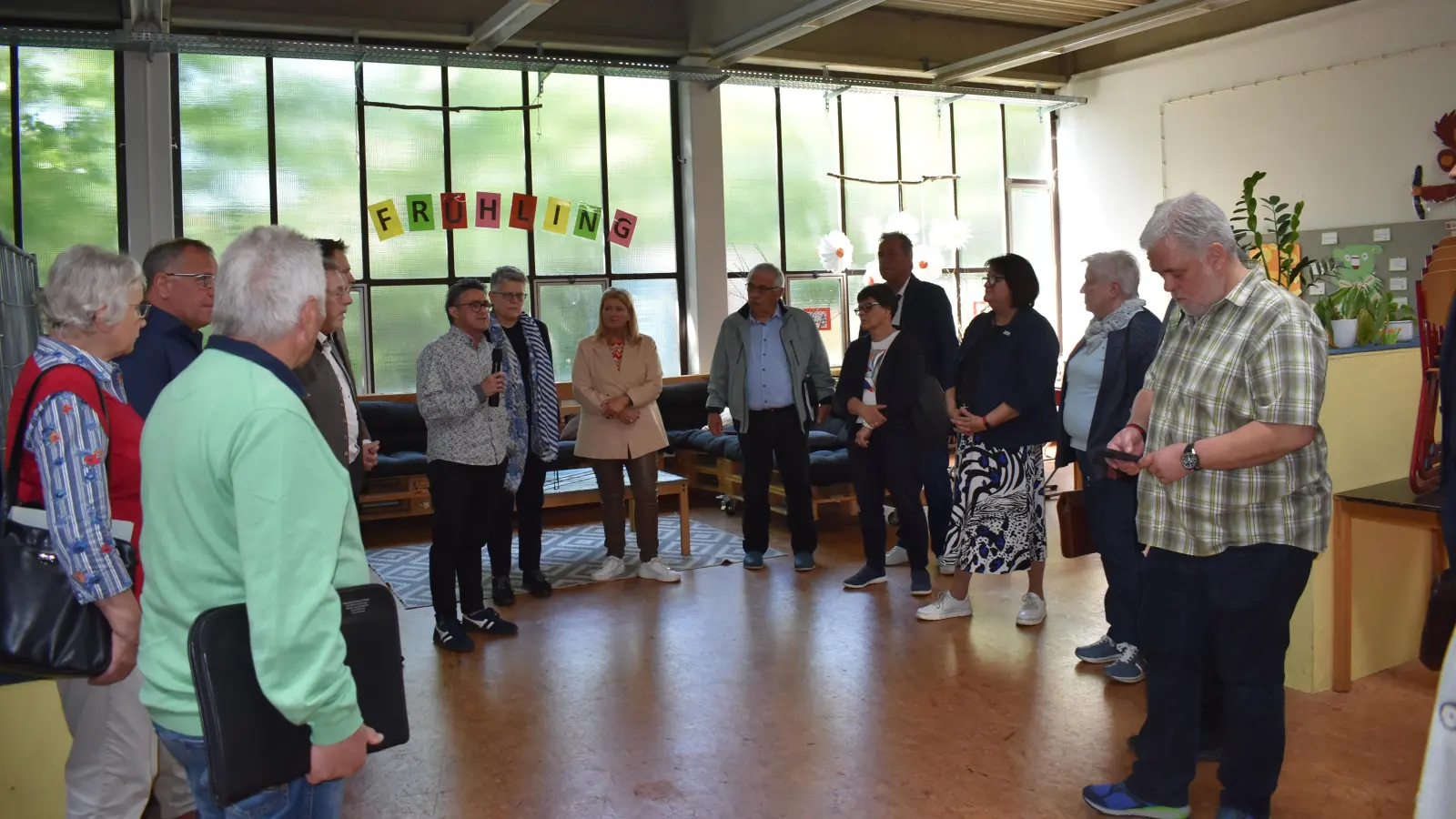 Alexander Knäulein, Leiter der Schule im Aischgrund (Bildmitte mit Mikrofon), stellte die von den Schülerinnen und Schüler der Stütz- und Förderklassen genutzten Räumlichkeiten vor. Diese stünden bei einem Neubau nicht mehr zur Verfügung stehen, was ihm Sorgen macht. (Foto: Ute Niephaus)