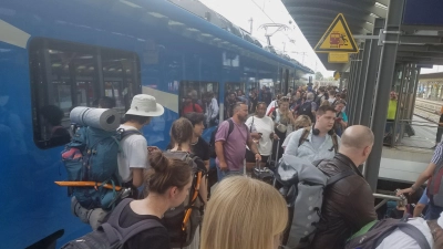 Unfreiwilliges Aussteigen für Hunderte: Die Fahrt des RE 80 von Ansbach nach München wurde am vergangenen Freitagnachmittag in Treuchtlingen wegen Überfüllung des Zuges vorzeitig für beendet erklärt. (Foto: Philipp Zimmermann)