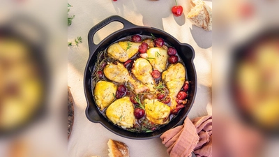 Das Rezept zum Gericht „Hähnchen in Balsamico-Kirsch-Soße“ stammt aus dem Kochbuch „Rezepte aus dem Cottage Garden“ von Annalena Bokmeier.  (Foto: Annalena Bokmeier/Hölker Verlag/dpa-tmn)