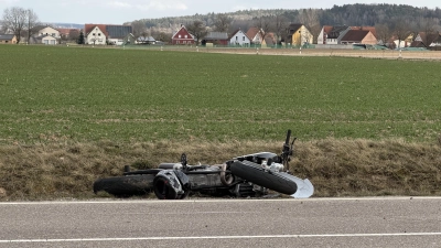 Bei einem Unfall am Samstag bei Heuberg (Herrieden) ist ein 18-jähriger Motorradfahrer noch vor Ort gestorben. (Symbolbild: Gudrun Bayer)