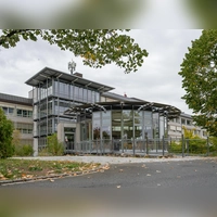Der Caféteria-Bau an der Neustädter Klinik muss für den Betten-Neubau weichen. Womöglich wird er schon 2027 abgerissen. (Foto: Mirko Fryska)