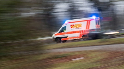Sanitäter bringen den Mann mit schweren Verletzungen in ein Krankenhaus. (Symbolbild) (Foto: Julian Stratenschulte/dpa)