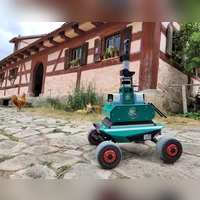 Roboter „NWS GuardR” zwischen Hahn und Hühnern, mitten im Museum. Er wird hier bald Nachtschichten fahren und für mehr Sicherheit sorgen. (Foto: Nina Daebel)