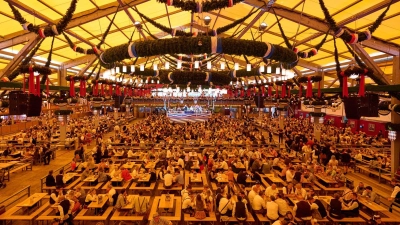 In der Ratsboxe des Schottenhamel-Festzelts haben die Stadtratsfraktionen traditionell Tische. (Archivfoto) (Foto: Sven Hoppe/dpa)