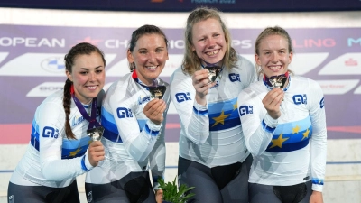 Lisa Klein (l-r), Lisa Brennauer, Mieke Kröger und Franziska Brausse freuen sich während der Siegerehrung über ihre Goldmedaillen. (Foto: Soeren Stache/dpa)