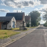 Neuebersbach soll durch die Dorferneuerung schöner werden. Die Sanierung der Dorfstraße wird jedoch voraussichtlich noch auf sich warten lassen. (Foto: Sandra Buchwald)