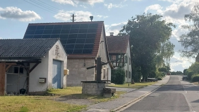 Neuebersbach soll durch die Dorferneuerung schöner werden. Die Sanierung der Dorfstraße wird jedoch voraussichtlich noch auf sich warten lassen. (Foto: Sandra Buchwald)