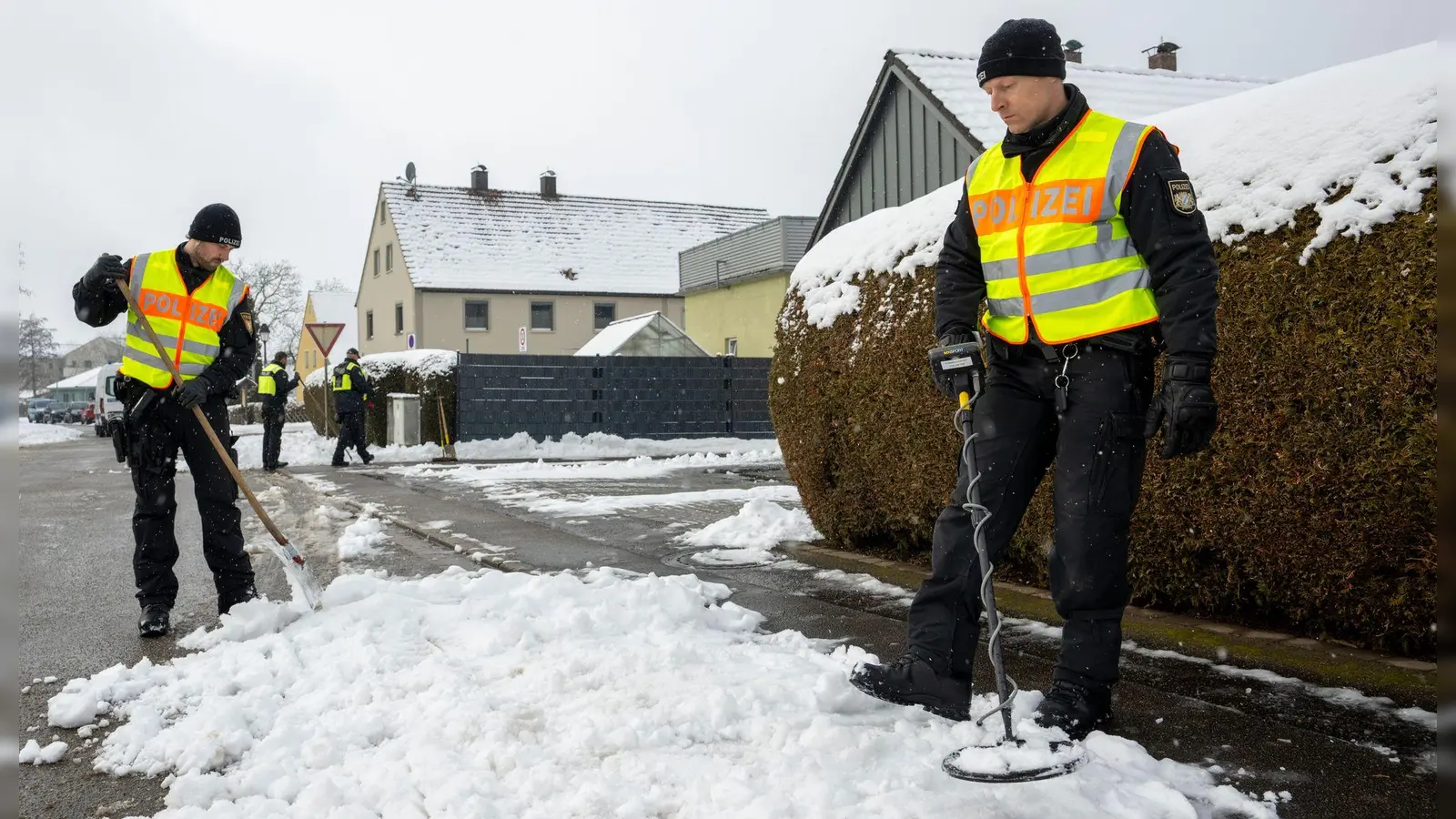 Wegen des neuen Schnees muss die Spurensicherung mit Metalldetektoren nach den Patronenhülsen suchen.  (Foto: Stefan Puchner/dpa)