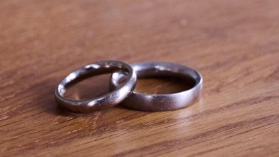 Gericht sieht Liebe im Vordergrund: Die Entscheidung zu dieser Eheschließung diente laut Gericht primär der Bestätigung ihrer gemeinsamen Liebe. (Foto: Annette Riedl/dpa)