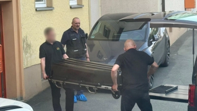 Nachdem ein Anwohner die Polizei alarmiert hatte, fanden die Beamten den Mann leblos in seiner Wohnung. (Archivbild) (Foto: N5 DESK/NEWS5/dpa)