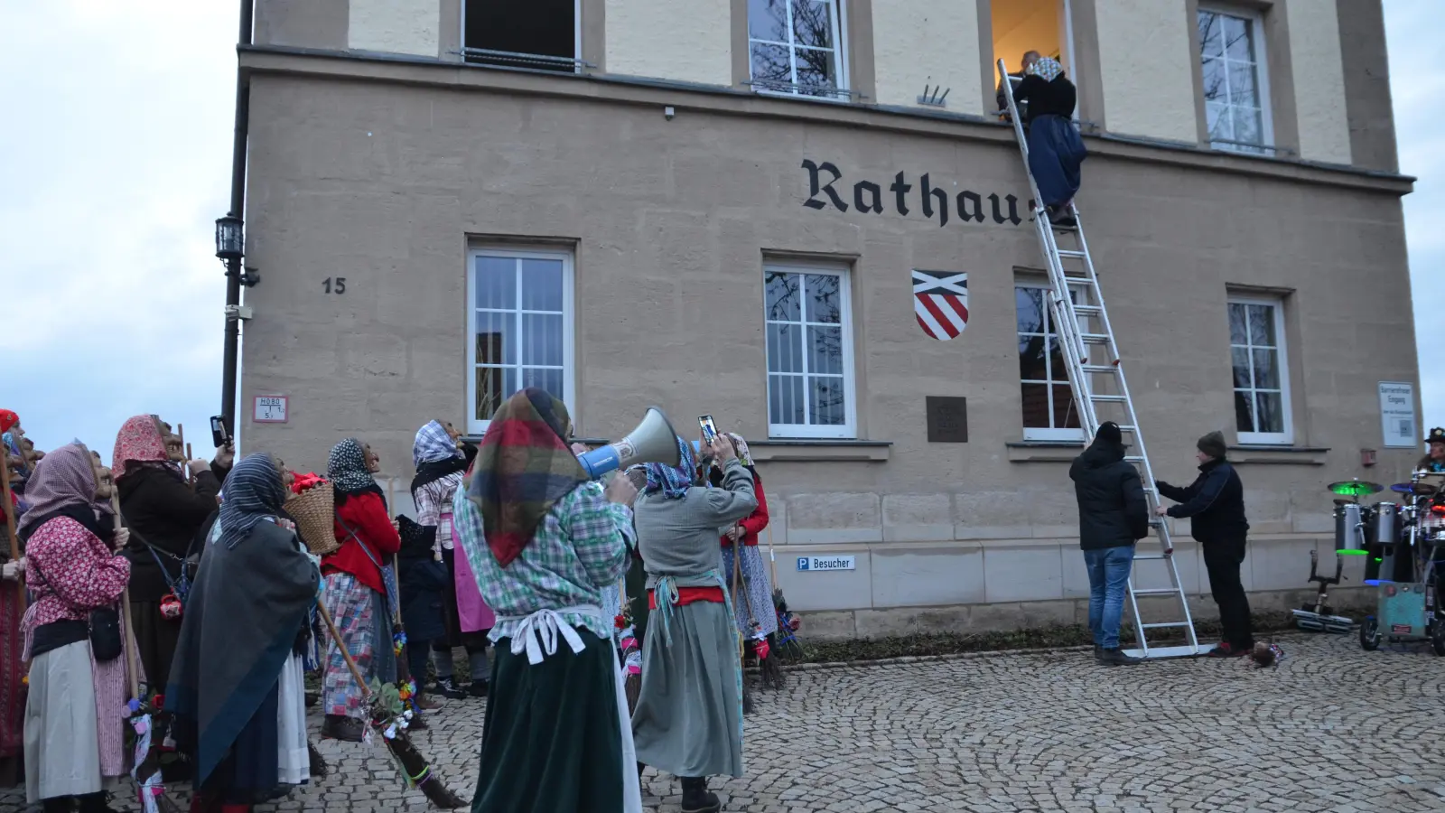 Die versperrte Tür half nicht: Über eine Leiter gelangten die Schopflocher Druden in das Rathaus und entmachteten Bürgermeister Oswald Czech - zumindet für die restliche Faschingszeit.