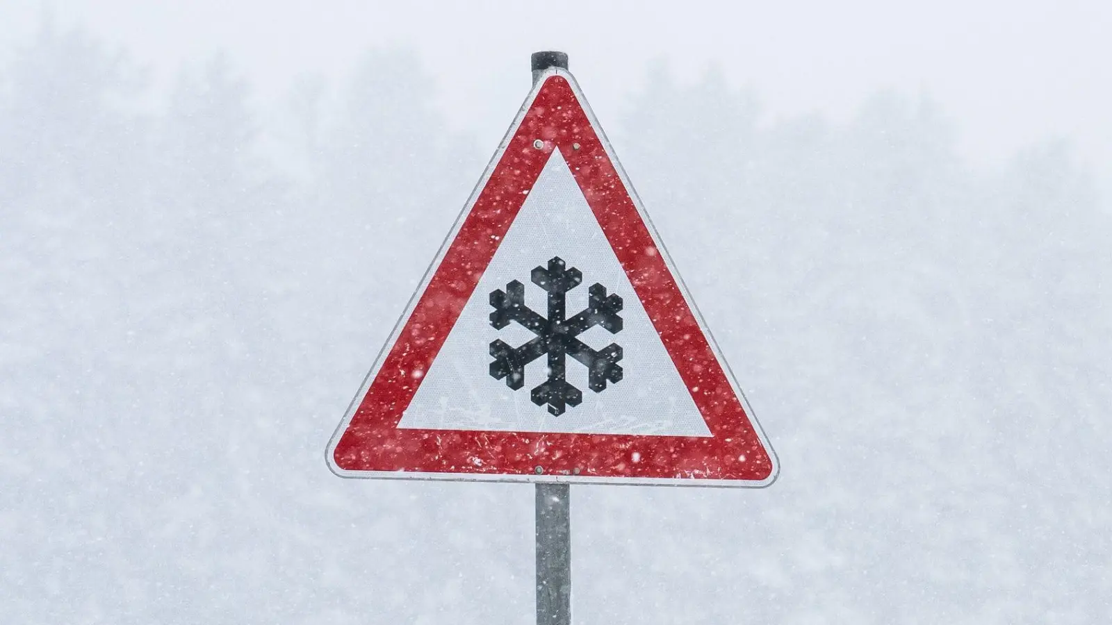 Schneefälle und gefrierender Regen könnten mancherorts zu Rutschpartien führen. (Archivbild)  (Foto: Silas Stein/dpa)