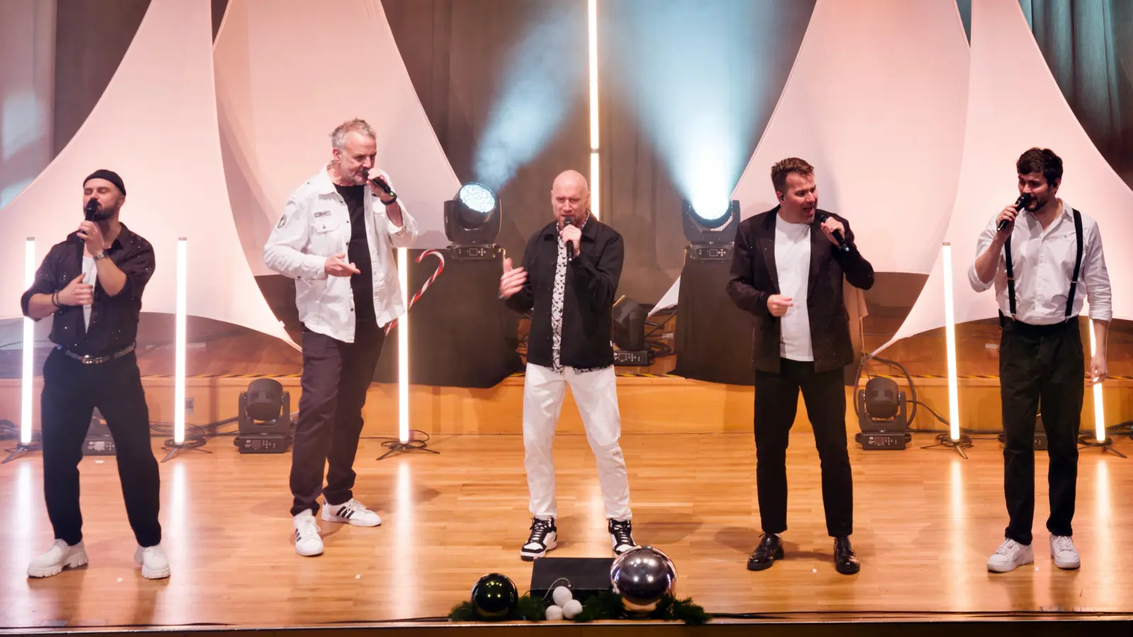 Mit Humor und Weihnachtsliedern unterwegs: die A-cappella-Pop-Band Alte Bekannte. (Foto: Martin Stumpf)