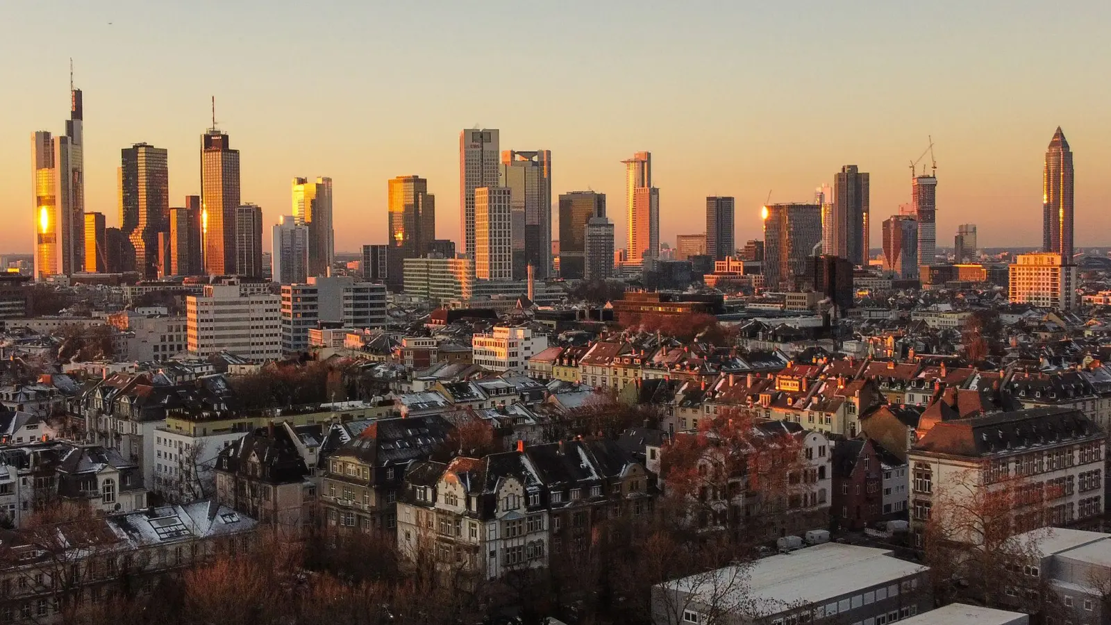 Banken-Skyline in Frankfurt: Verdi will mehr Geld für Beschäftigte privater Banken (Archivbild) (Foto: Boris Roessler/dpa)