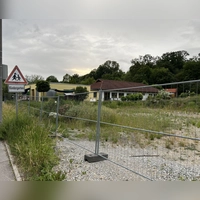 Auf diesem Grundstück östlich der Kita in der Schulstraße soll ein Neubau für vier Kindergartengruppen entstehen. Der Marktgemeinderat hat einstimmig beschlossen, den Bauantrag einzureichen. (Foto: Yvonne Neckermann)