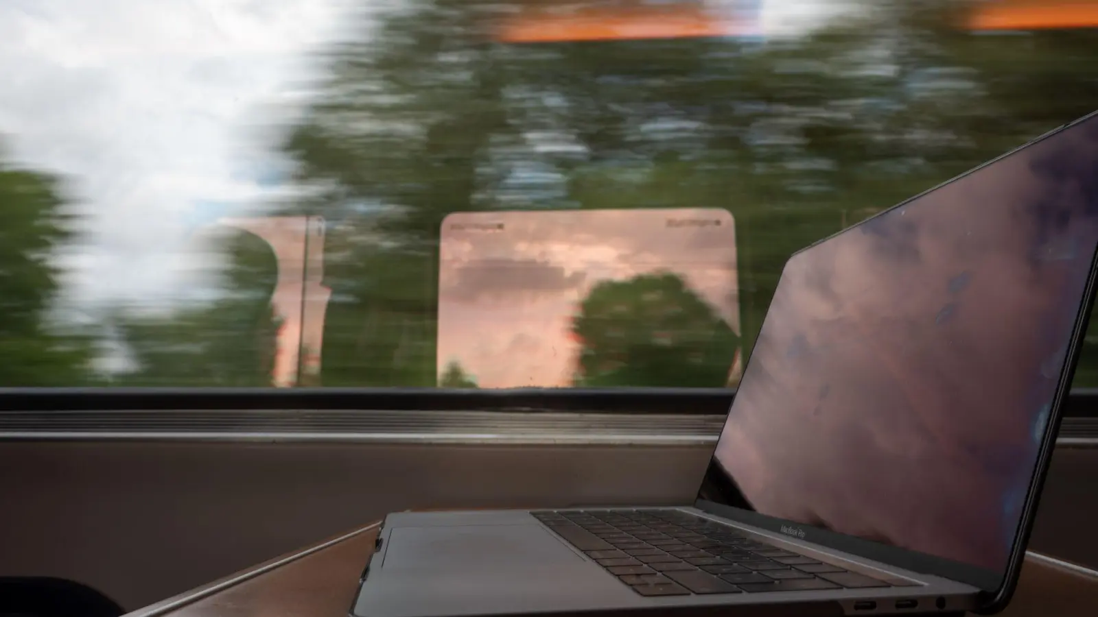 Meetings in der Öffentlichkeit können zum Problem werden - denn hier könnten sensible Daten preisgegeben werden. (Foto: Christophe Gateau/dpa)