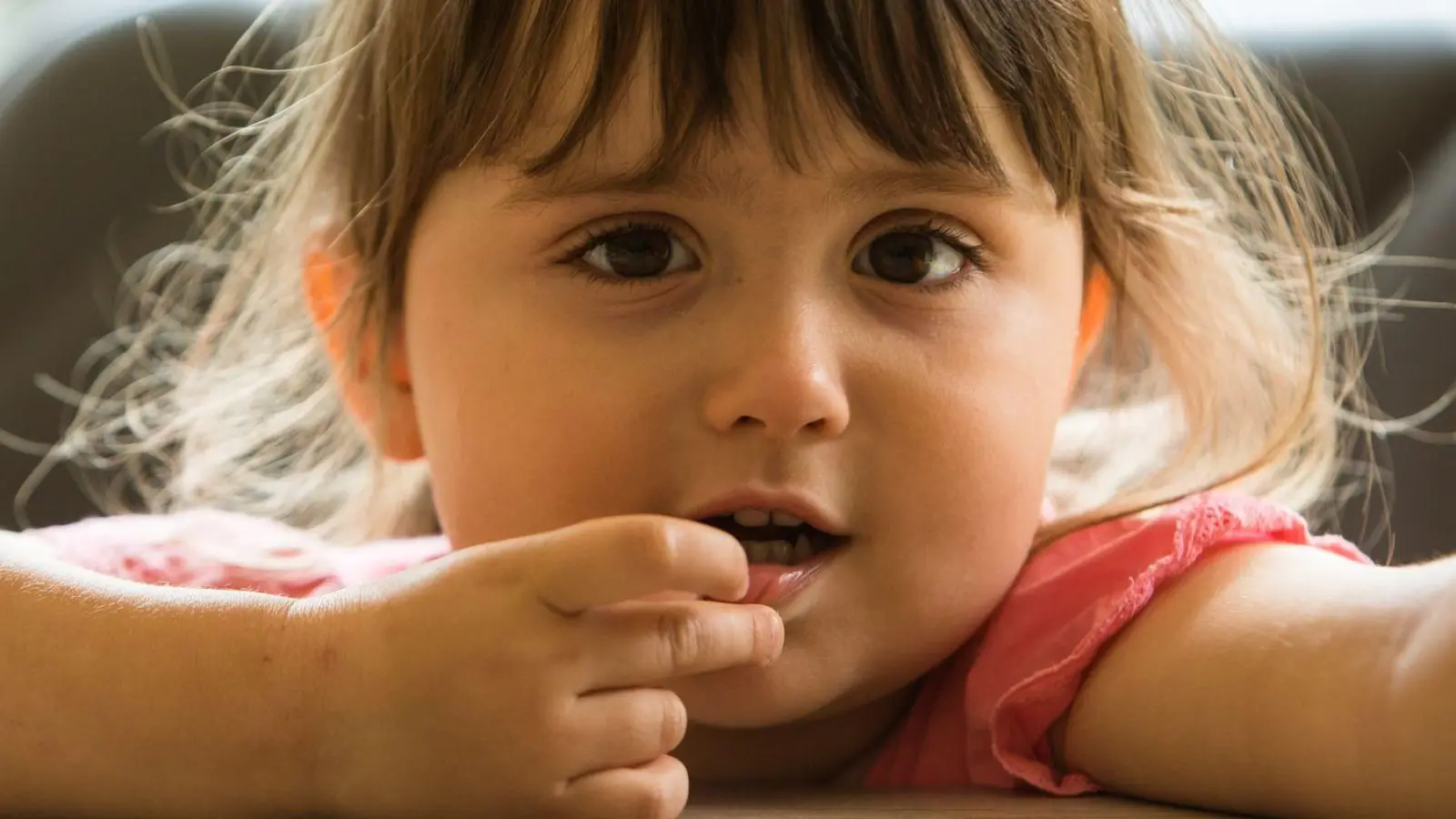 Kleine Entdecker: Kinder erkunden die Welt mit dem Mund – Knopfzellen und Wasserperlen können dabei gefährlich werden. (Foto: Christin Klose/dpa-tmn)