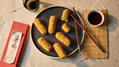 Japanische Korokke werden klassischerweise in eine süß-würzige Tonkatsusoße gedippt. (Foto: KMG/die-kartoffel.de/dpa-tmn)