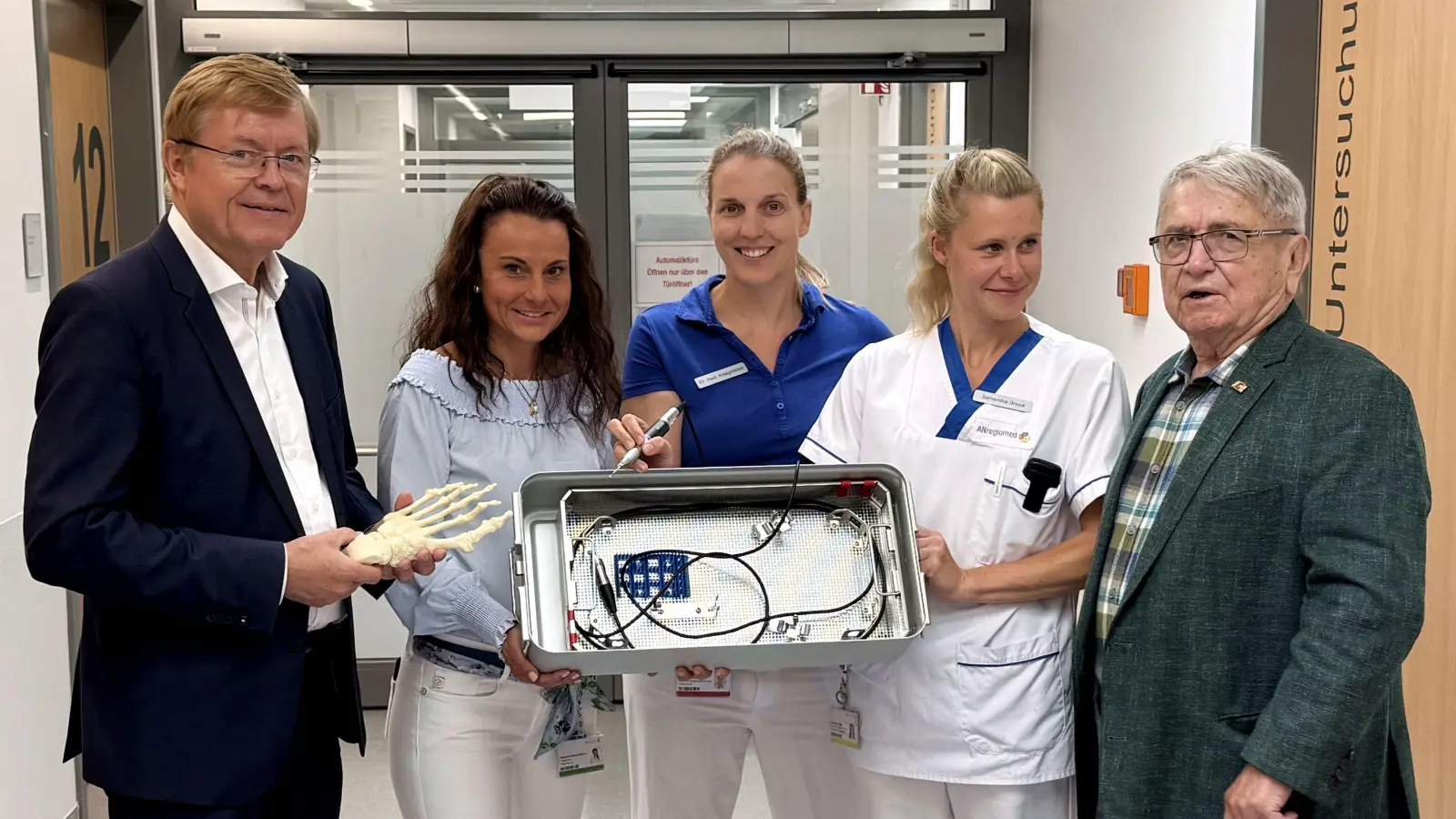 Eine Spende ans Klinikum floss. Der Vorsitzende des Fördervereins, Klaus Dieter Breitschwert (rechts), übergab sie. Mit dabei waren (von links): ANregiomed-Vorstand Dr. Gerhard Sontheimer, Pflegedirektorin Manuela Herzog-Wehrer, Dr. Stefanie Kriegelstein als Sektionsleiterin und Vize-Vorsitzende des Vereins sowie Samantha Grypa, medizinische Fachangestellte. (Foto: Oliver Herbst)