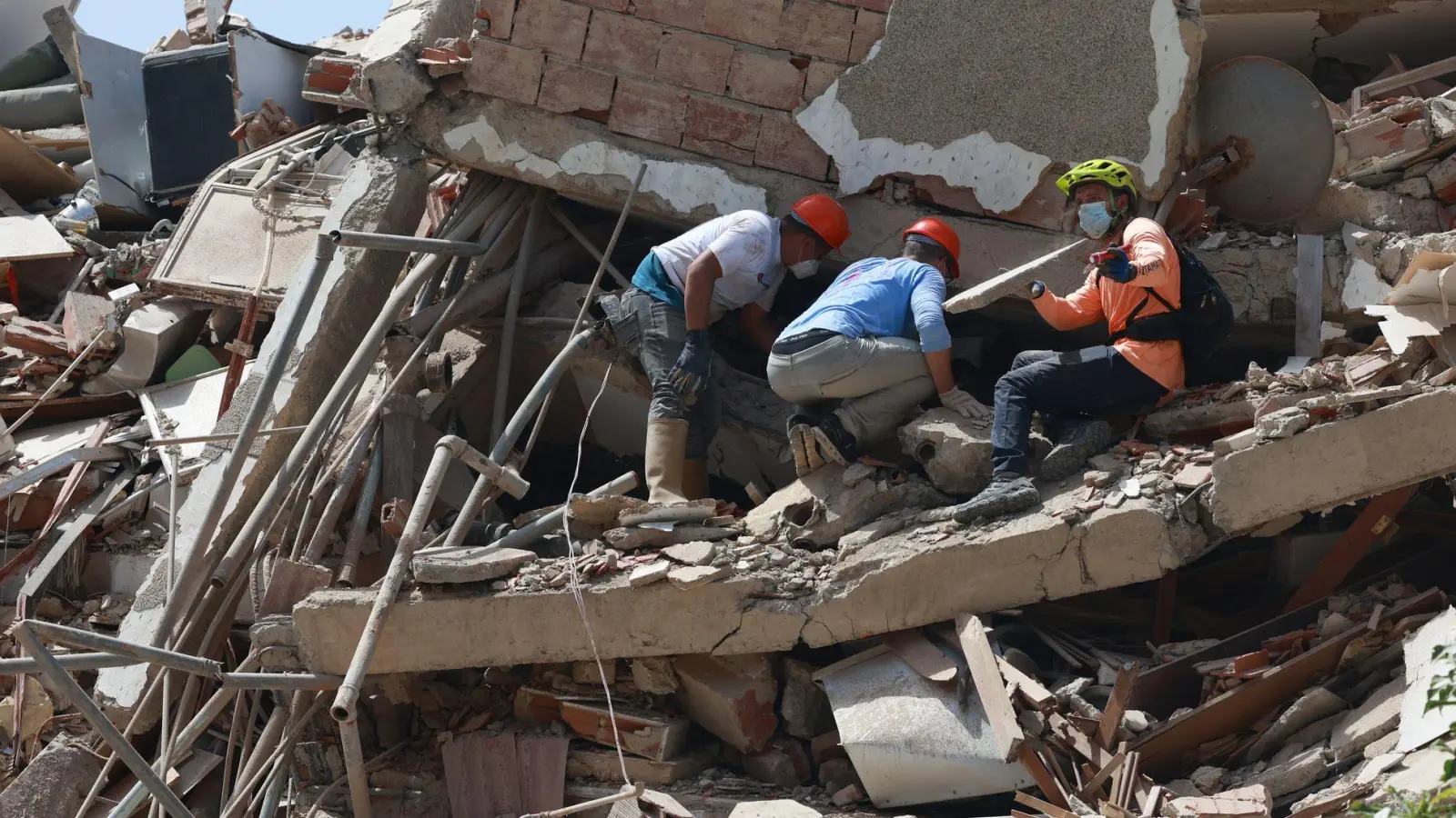 Die Suche nach Verschütteten unter den Trümmern nach dem schweren Doppelbeben in Venezuela geht unermüdlich weiter. (Foto: Javier Campos/)
