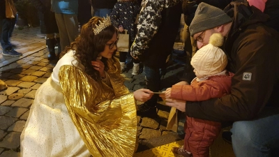 Nach ihrem großen Auftritt verteilte Christkind Jolina Schwab Geschenktüten an die Kinder auf dem Marktplatz. (Foto: Anna Franck)