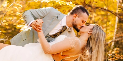 Elegante Brautmode verbindet im Herbst stilvolle Materialien mit funktionalen Details. (Foto: Pexels)