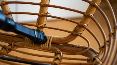 Rattanmöbel schonend reinigen: Staub lässt sich am einfachsten mit einem Staubsauger mit Bürstenaufsatz entfernen. (Foto: Zacharie Scheurer/dpa-tmn)