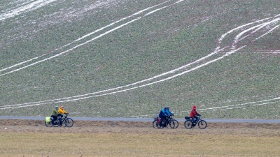 Der Dienstag startet mit Frost und mancherorts Nebel. Am Mittwoch droht wieder örtlich Glatteis durch überfrierende Nässe. (Foto: Pia Bayer/dpa)