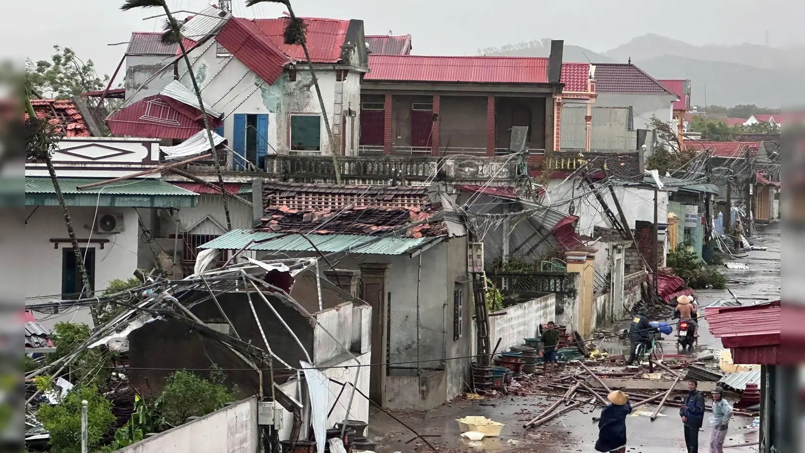 Die Verwüstungen waren teils erheblich.  (Foto: Viet Hoang/VNExpress/AP/dpa)