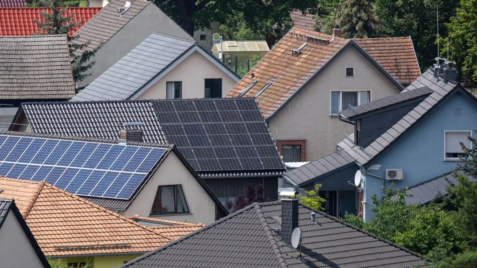 Künftig soll dichter gebaut werden - zum Beispiel im Garten der Eltern. (Archivbild) (Foto: Monika Skolimowska/dpa)