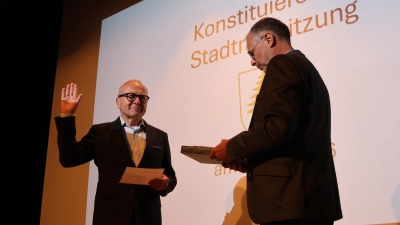 Dr. Ulrich Grünwald wurde von Stadtrat Joachim Gutekunst in der Stadthalle Kasten als neuer Feuchtwanger Bürgermeister vereidigt.  (Foto: Martina Haas)