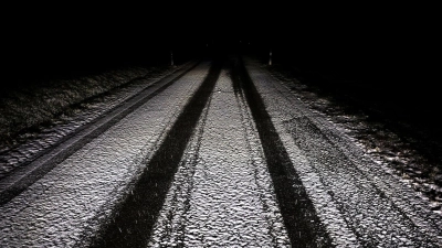 Das Alpenvorland ist über Nacht von einer dünnen Schneedecke bedeckt worden. (Foto: Karl-Josef Hildenbrand/dpa)