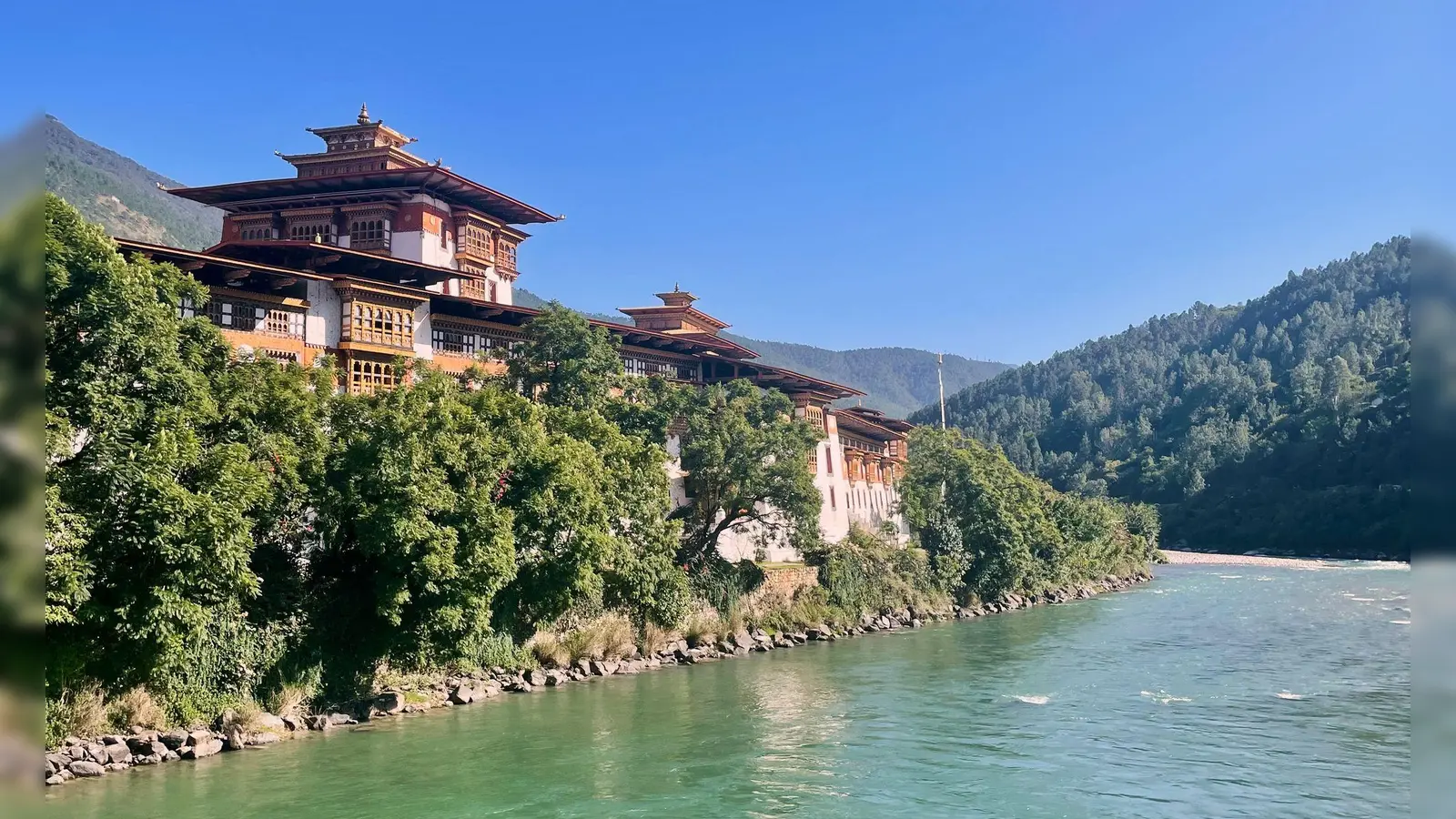 Königspalast mit Kloster am Zusammenfluss von Pho Chhu und Mo Chhu: Punakha Dzong.  (Foto: Bernhard Krieger/dpa-tmn)