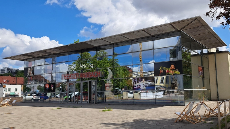Seit über zwei Jahren ist der Spielbetrieb im Ansbacher Theater stark eingeschränkt. Grund dafür ist das wegen Sicherheitsmängeln zugesperrte Große Haus. (Foto: Florian Schwab)