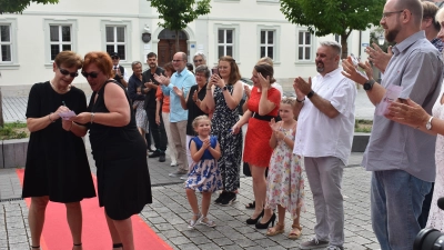 Henrike Passaro (links), die 45 Jahre lang an der Neustädter Mittelschule am Turm unterrichtete, wurde am Donnerstagabend im Rahmen einer als Casting-Show gestalteten Feier verabschiedet. Bevor es losging, musste die langjährige Fachlehrerin für Musik und Wirtschaft Autogramme geben. (Foto: Ute Niephaus)