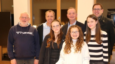 Freuen sich über die erfolgreiche Lebkuchenaktion: Stella Bloß, Liora Reiser und Johanna Barth (von links) sowie dahinter Eberhard Schulte, Gerd Bethke, OB Thomas Deffner und Pfarrer Oliver Englert (von links). (Foto: A. Biernoth)