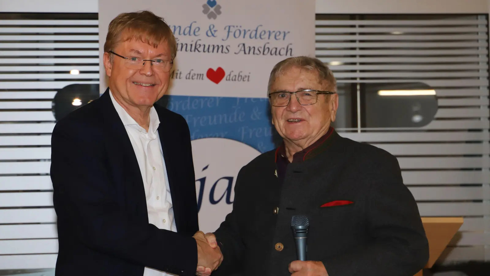 In jedem Szenario für ANregiomed hält Vorstand Dr. Gerhard Sontheimer (links) die Arbeitsplätze für sicher. Er referierte bei Ansbachs Klinikförderern, hier mit deren Chef Klaus Dieter Breitschwert. (Foto: Oliver Herbst)