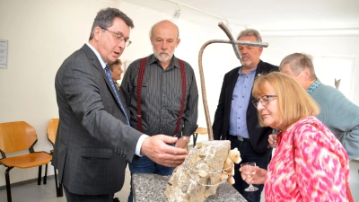 Bürgermeister Wolfgang Lampe debattiert mit Künstler Norbert Hettmer, Vize-Bürgermeister Hermann Schuch und Ursula Suchanka (von links) über dieses besondere Exponat. (Foto: Johannes Zimmermann)