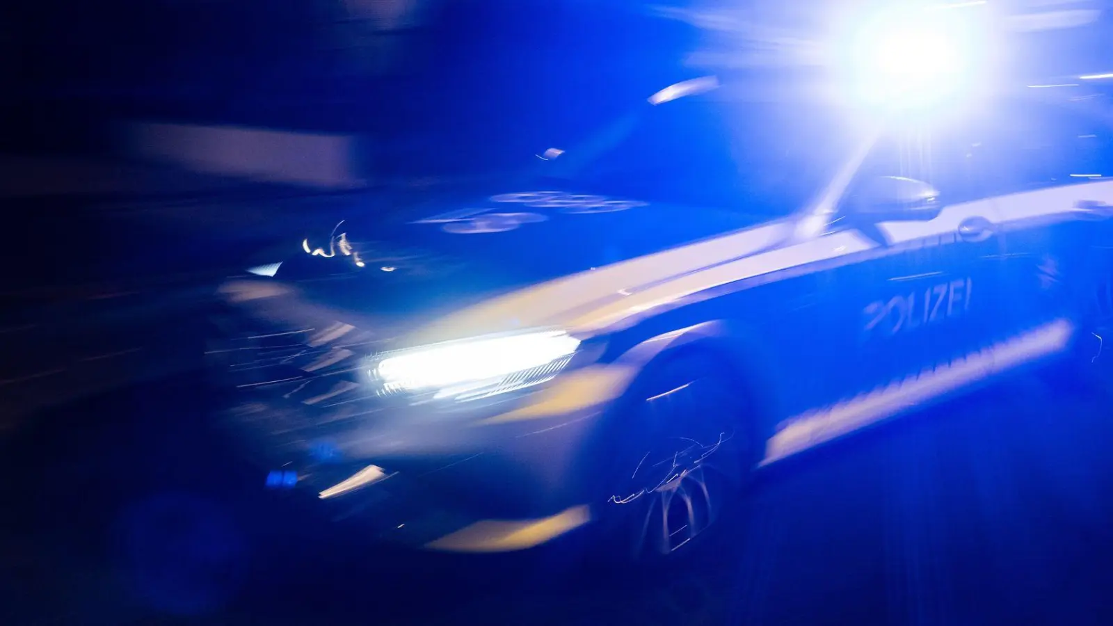 Mehrere Polizeistreifen stoppten den Autofahrer. (Symbolbild) (Foto: Marijan Murat/dpa)