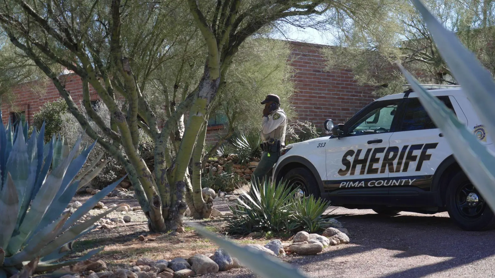 Medien und Polizeikräfte sind rund um die Uhr am Haus von Nancy Guthrie zu sehen. Die US-Rentnerin ist seit mehr als zwei Wochen verschwunden.  (Foto: Ty O'Neil/AP/dpa)