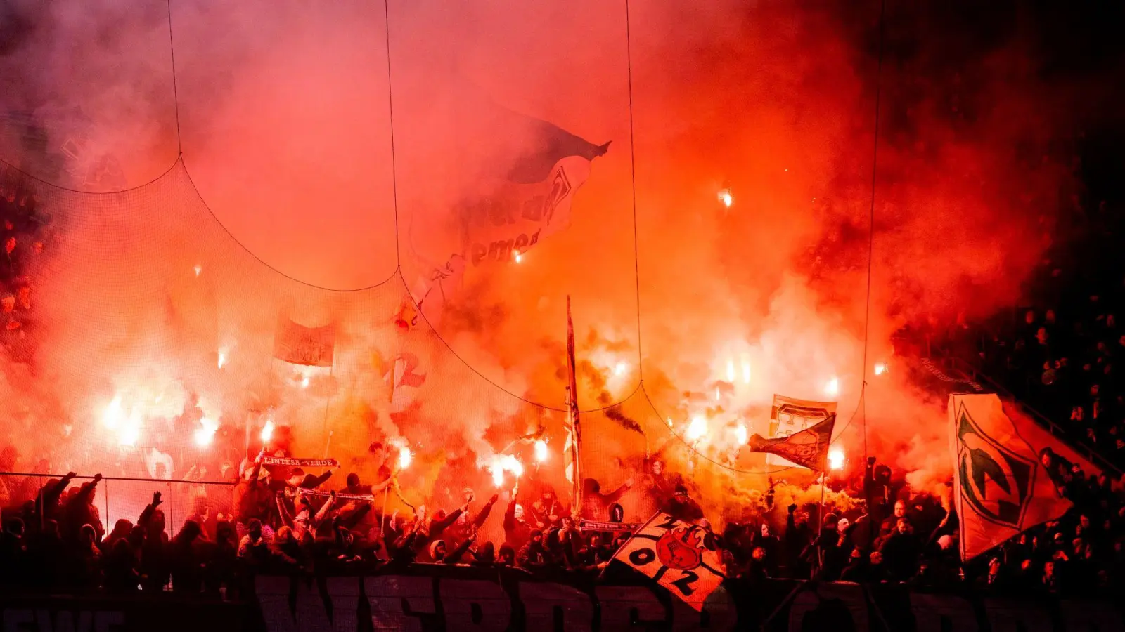 Strafverschärfungen halten laut Rechtsanwalt Lau Fans nicht vom Einsatz von Pyrotechnik ab. (Foto: Rolf Vennenbernd/dpa)