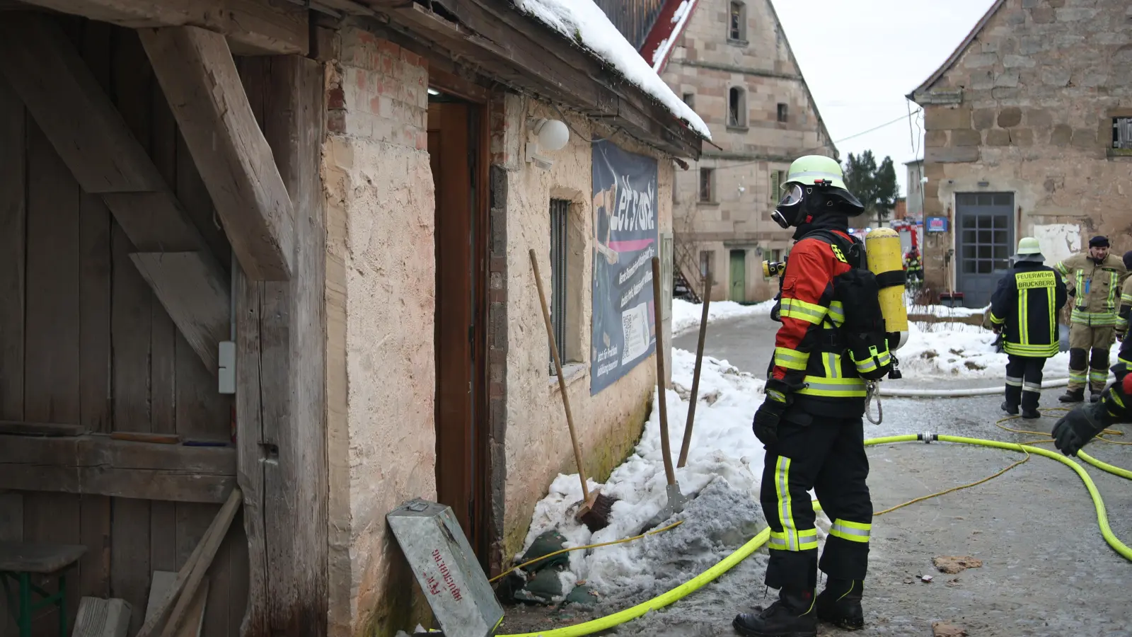 Am Mittwochmittag brannte in Kleinhaslach bei Dietenhofen im Landkreis Ansbach ein Gebäude auf dem Grundstück eines handwerklichen Betriebes. (Foto: NEWS5 / Markus Zahn)