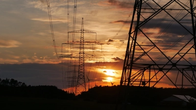 Die Einspeisung von erneuerbaren Energien aus Wind und Sonne bringt das Stromnetz an die Grenze. Überraschend ist deshalb, dass einzelne Netzbetreiber sogar Leitungen abbauen wollen. (Foto: ug)