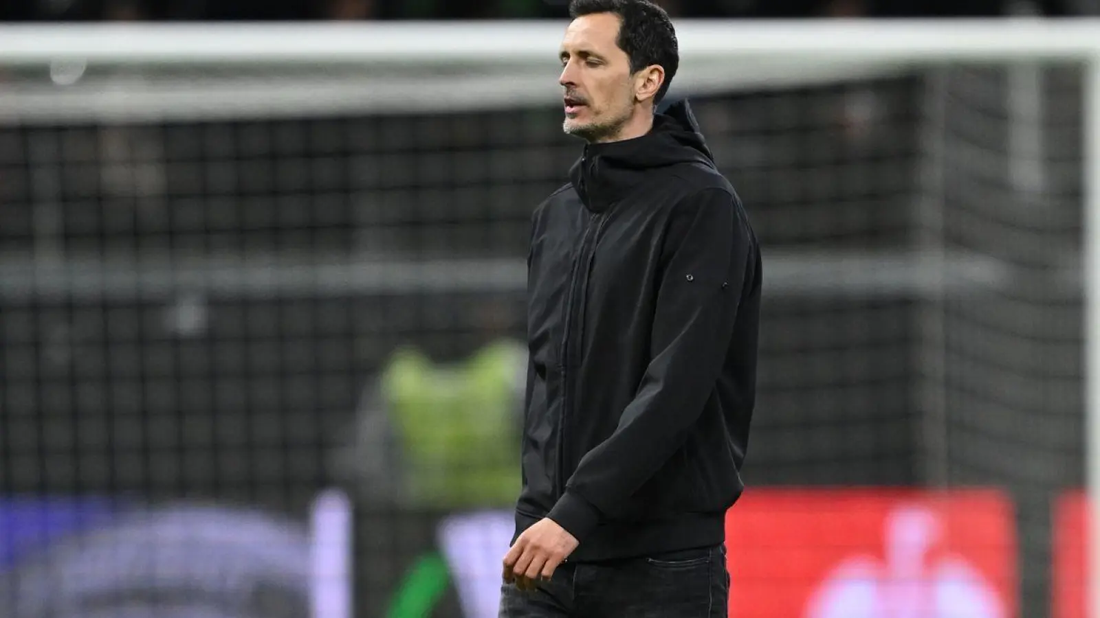 Der Cheftrainer des Fußball-Bundesligisten Eintracht Frankfurt: Dino Toppmöller läuft über das Spielfeld. (Foto: Arne Dedert/dpa)