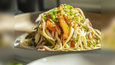 Kommt einem spanisch vor? Wurstsalat mit Frühlingszwiebeln kann auch in Form von einem Tapas-Salat zubereitet werden.  (Foto: Tom Herion/ars vivendi/dpa-tmn)