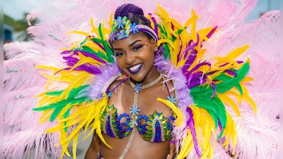 Bunt geschmückt und gut gelaunt: Karnevalistin in Sint Maarten. (Foto: St. Martin Tourism Bureau/dpa-tmn)