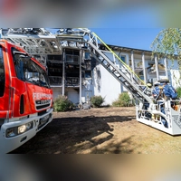 Bei dem Brand in einer Einrichtung für betreutes Wohnen in Rednitzhembach wurden vier Wohnungen vollständig zerstört. Ein schwer verletzter 71-Jähriger ist inzwischen im Krankenhaus gestorben. (Archivbild) (Foto: Pia Bayer/dpa)