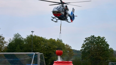Rund 300 Einsatzkräfte waren vor Ort.  (Foto: Sascha Ditscher/dpa)