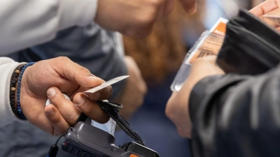 Der 20-Jährige zeigte dem Schaffner ein nicht gültiges Ticket. (Symbolbild) (Foto: Daniel Karmann/dpa)
